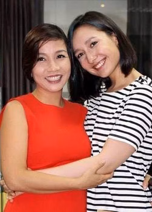 Từ khi lấy nhạc sĩ Anh Quân, Mỹ Linh luôn xem con gái riêng của chồng như con ruột. Vì vậy, cả hai rất thân thiết.