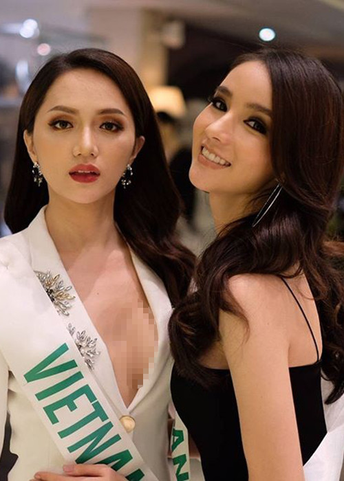 Hình ảnh Hương Giang Idol tự tin đọ sắc cùng Yoshi tại cuộc thi Hoa hậu Chuyển giới Quốc tế 2018.