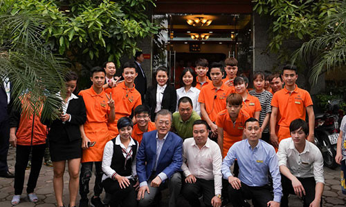 Tổng thống Hàn Quốc Moon Jae-in chụp ảnh lưu niệm với đại diện cửa hàng và các nhân viên phuc vụ - Ảnh: NGUYỄN KHÁNH Tổng thống Hàn Quốc Moon Jae-in chụp ảnh lưu niệm với đại diện cửa hàng và các nhân viên phuc vụ - Ảnh: NGUYỄN KHÁNH