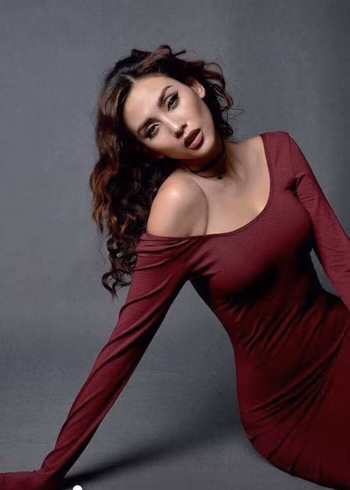 Võ Hoàng Yến cảm thấy hài lòng với kích cỡ vòng một thời điểm hiện tại. Ảnh: FBNV