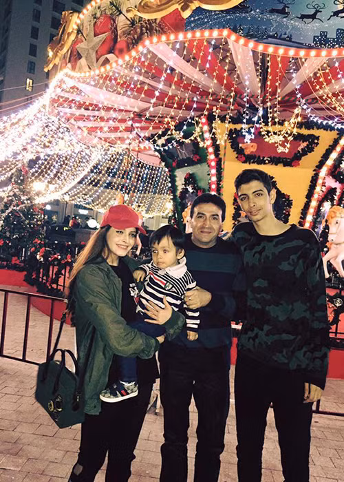 Hình ảnh An Tây vui vẻ bên gia đình. Gần đây, cô rất bức xúc trước tin đồn đi khách với giá 12.000 USD với một người đàn ông 65 tuổi. An Tây (Andrea Aybar) khẳng định tin đồn hoàn toàn sai sự thật.