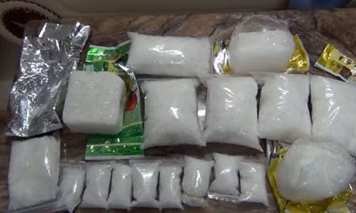 Những gói ma túy đá này được cất giấu tinh vi dưới vỏ bọc là những gói trà, gói kẹo.