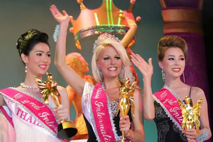 Đại diện của Mỹ Mimi Marks rạng rỡ trong ngày đăng quang. Cô cũng là hoa hậu bị chỉ trích về nhan sắc.