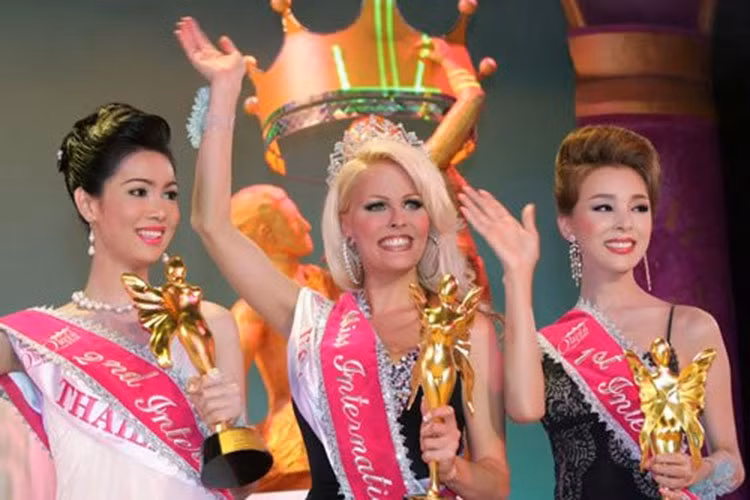 Đại diện của Mỹ Mimi Marks rạng rỡ trong ngày đăng quang. Cô cũng là hoa hậu bị chỉ trích về nhan sắc.