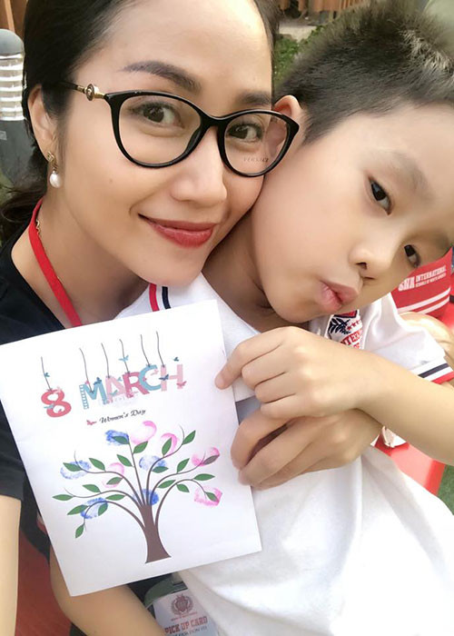 Ốc Thanh Vân chia sẻ: “Quà 8/3 sớm của Coca. 'Con chúc mẹ về sớm, kiếm nhiều tiền, luôn mạnh khỏe'. Rất thiết thực con trai à. Mẹ cũng mong như thế thôi. Mẹ cám ơn Xuân Lâm nhé. Yêu con”.