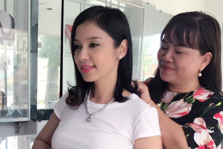 Về Phú Quốc, diễn viên Việt Trinh được một người chị tặng bộ ngọc trai làm quà 8/3.