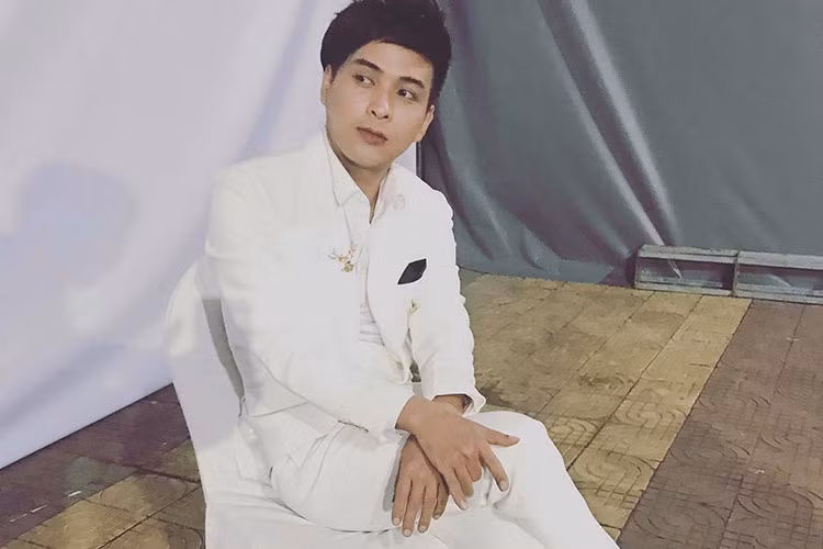 Nam ca sĩ vẫn đều đặn đi diễn.