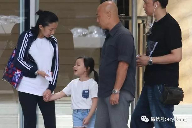 Lưu Đức Hoa và Chu Lệ Thiên từng nhất quyết giữ kín hình ảnh con gái trước truyền thông. Ảnh: QQ