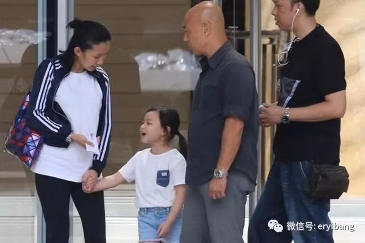 Lưu Đức Hoa và Chu Lệ Thiên từng nhất quyết giữ kín hình ảnh con gái trước truyền thông. Ảnh: QQ