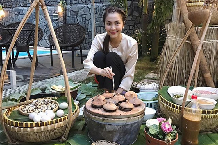 Hà Tăng làm vợ hiền, mẹ đảm. Nữ diễn viên vừa chăm sóc con cái vừa hỗ trợ công việc kinh doanh của chồng.