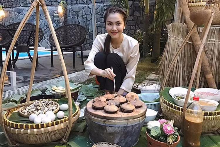 Hà Tăng làm vợ hiền, mẹ đảm. Nữ diễn viên vừa chăm sóc con cái vừa hỗ trợ công việc kinh doanh của chồng.