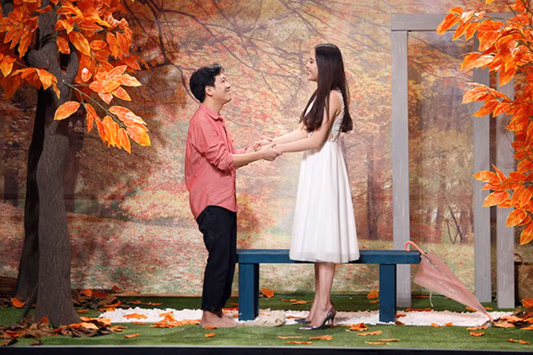 Nam Em và Trường Giang diễn cảnh tình tứ trong vai đôi tình nhân. Ảnh: Zing