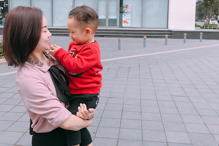 Khoảnh khắc vô cùng bình yên, hạnh phúc của hot girl gốc Hà thanh bên con trai.