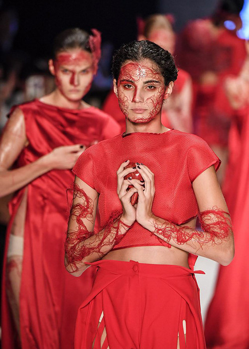 Tháng 9/2017, show diễn của Basak Cankes tại Tuần lễ Thời trang Istanbul (Thổ Nhĩ Kỳ) cũng gây choáng. Ảnh: Một thế giới