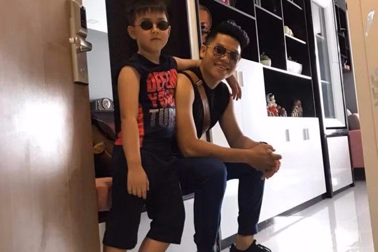 Con trai của Lê Phương thân thiết với bố dượng.