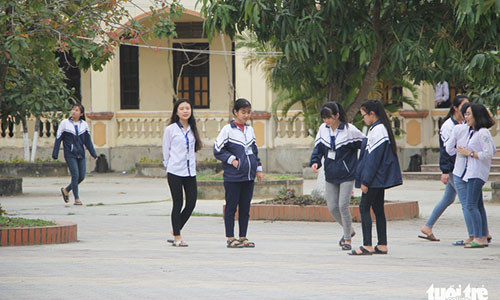 Học sinh Trường THPT Nguyễn Đức Mậu sinh hoạt ngoài giờ chiều 12-3 - Ảnh: DOÃN HÒA