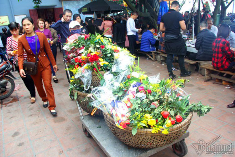 Những lễ vật tiến cúng cũng được nhân viên thu dọn không ngớt. Những lễ vật tiến cúng cũng được nhân viên thu dọn không ngớt.