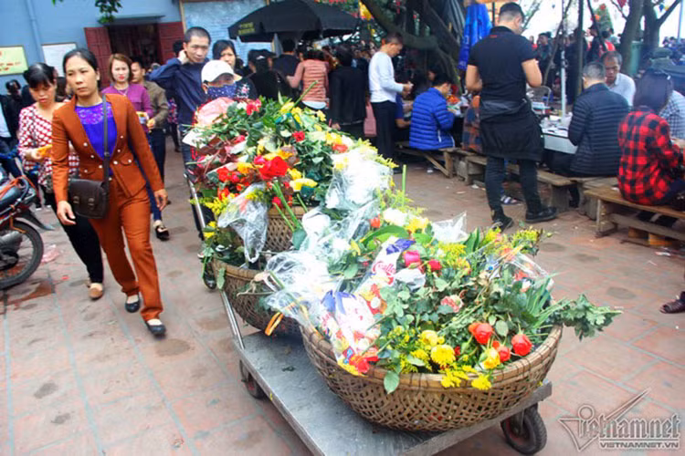 Những lễ vật tiến cúng cũng được nhân viên thu dọn không ngớt.