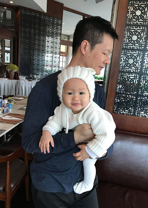 Đại gia Đức An vô cùng cưng chiều con gái. Phan Như Thảo nhiều lần khoe ông xã chăm bé Bồ Câu rất khéo léo.