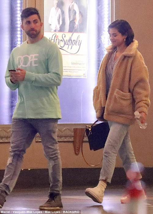 Selena Gomez đi cùng hai người bạn và trông khá tươi tắn. Ảnh: Dailymail