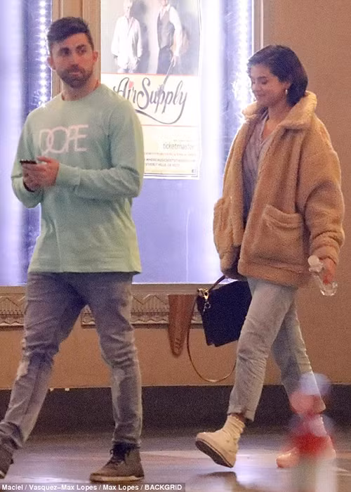 Selena Gomez đi cùng hai người bạn và trông khá tươi tắn. Ảnh: Dailymail