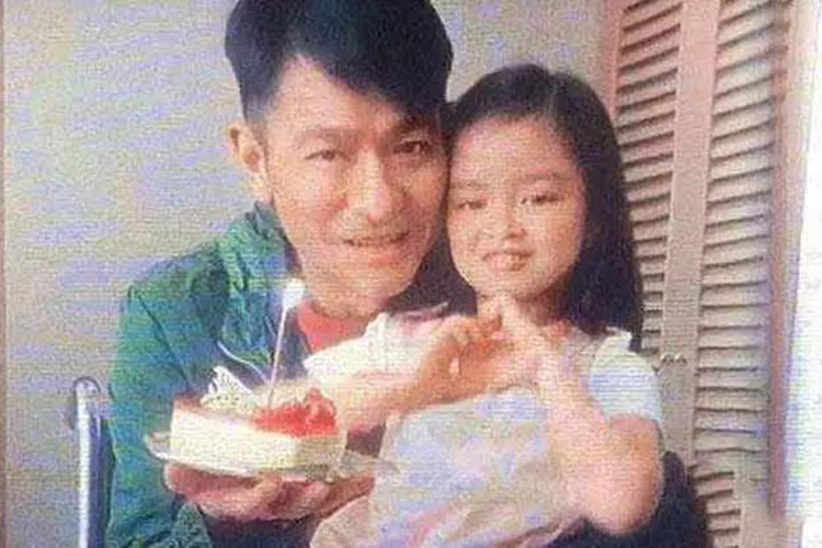 Lưu Đức Hoa hết mực cưng chiều cô công chúa nhỏ của mình. Ảnh: Sohu