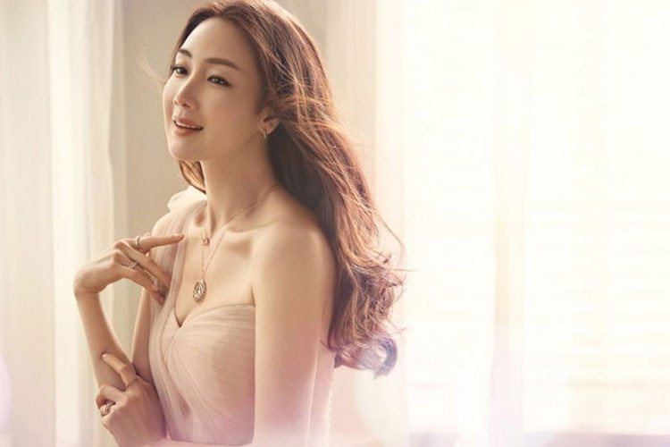 Ở tuổi 43, Choi Ji Woo vẫn giữ được nhan sắc xinh đẹp, trẻ trung. Ảnh: Insight