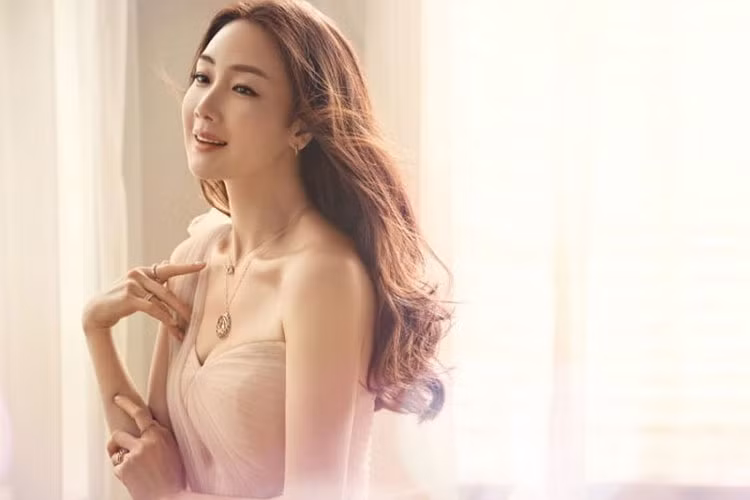 Ở tuổi 43, Choi Ji Woo vẫn giữ được nhan sắc xinh đẹp, trẻ trung. Ảnh: Insight