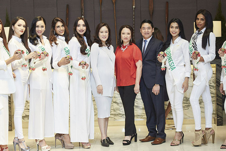 Hương Giang Idol vừa tâm sự: "Thực sự từ hôm qua đến giờ mới ngủ được có 2 tiếng thôi, cả ê-kíp vất vả khủng khiếp vì Việt Nam mình cuối cùng nên duyệt chương trình hay chờ phỏng vấn đều lâu, mọi người về phòng hết rồi vẫn phải ngồi đợi, đuối lắm nhưng thấy tình cảm của mọi người lại thêm cố gắng và sức mạnh".