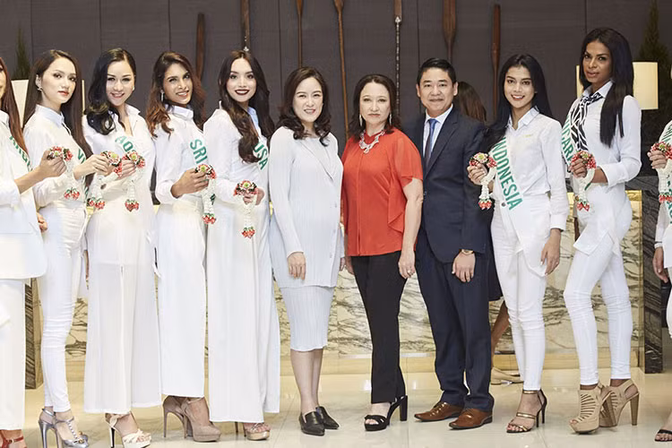 Hương Giang Idol vừa tâm sự: "Thực sự từ hôm qua đến giờ mới ngủ được có 2 tiếng thôi, cả ê-kíp vất vả khủng khiếp vì Việt Nam mình cuối cùng nên duyệt chương trình hay chờ phỏng vấn đều lâu, mọi người về phòng hết rồi vẫn phải ngồi đợi, đuối lắm nhưng thấy tình cảm của mọi người lại thêm cố gắng và sức mạnh".