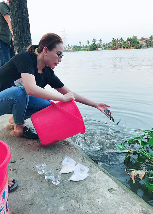 Quỳnh Thư chia sẻ: “Ngày rằm tháng giêng em ăn chay, đọc kinh và phóng sinh”.