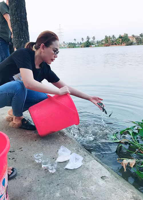 Quỳnh Thư chia sẻ: “Ngày rằm tháng giêng em ăn chay, đọc kinh và phóng sinh”.