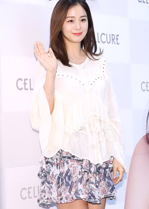 Bà xã của Bi Rain khiến nhiều người phải ghen tỵ bởi vẫn giữ được vẻ đẹp rạng ngời. Ảnh: Edaily