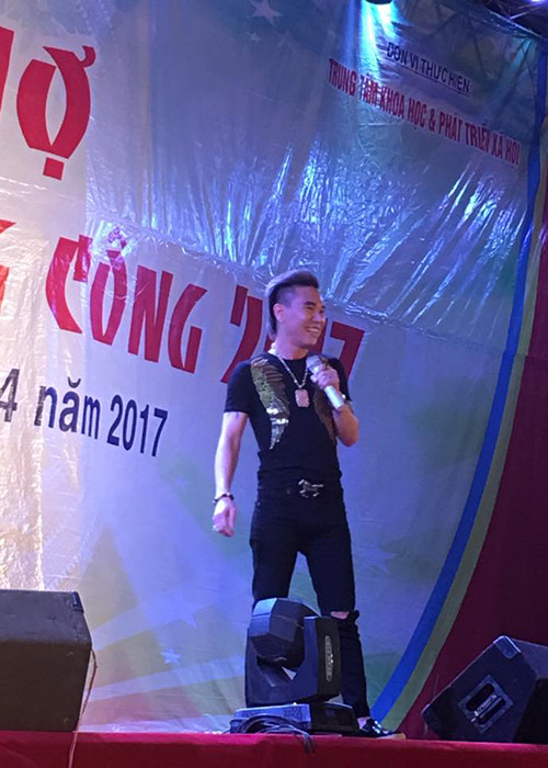 Người bạn của Châu Việt Cường còn cho hay, nam ca sĩ hội chợ đã phẫu thuật thẩm mỹ gần như toàn bộ gương mặt để có ngoại hình bắt mắt hơn.