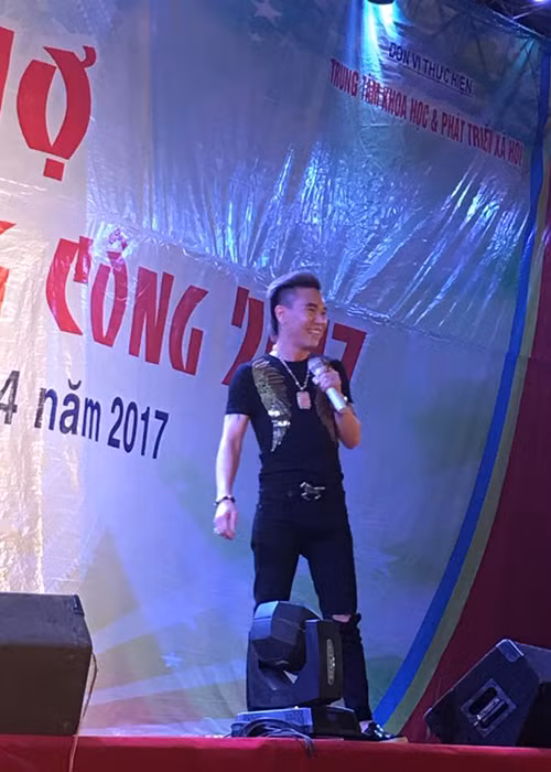 Người bạn của Châu Việt Cường còn cho hay, nam ca sĩ hội chợ đã phẫu thuật thẩm mỹ gần như toàn bộ gương mặt để có ngoại hình bắt mắt hơn.