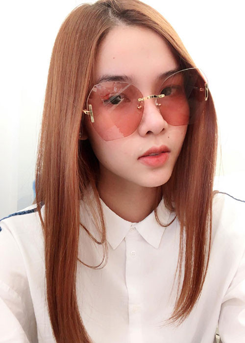 Kỳ Hân bức xúc viết trên trang cá nhân: “Nghĩ cũng ngộ. Không làm thì kêu lười biếng, tối ngày ăn ở không ôm con đi chơi. Mở cửa hàng ra làm thì lại bảo, chồng làm cầu thủ đầy tiền mà vợ phải tối ngày lăn lộn với công việc. Chồng em mà có là tỷ phú đô la Mỹ thì em vẫn phải làm, chứ em không có thói quen ngửa tay xin tiền, nhưng em có thói quen để chồng tự nộp vào két”.