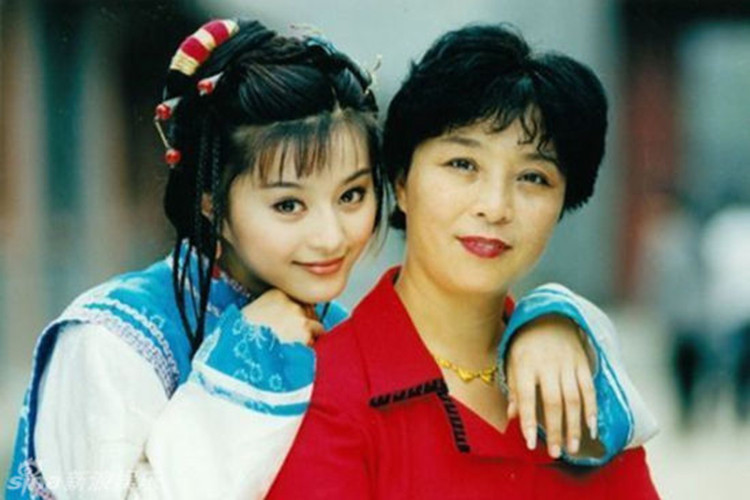 Nữ diễn viên Phạm Băng Băng xinh đẹp, nổi tiếng, quyền lực và giàu có. Dù kiếm được bao nhiêu tiền, cô đều đưa cho mẹ quản lý. Ảnh: Sina