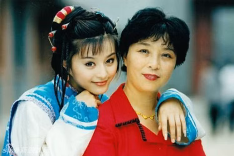 Nữ diễn viên Phạm Băng Băng xinh đẹp, nổi tiếng, quyền lực và giàu có. Dù kiếm được bao nhiêu tiền, cô đều đưa cho mẹ quản lý. Ảnh: Sina
