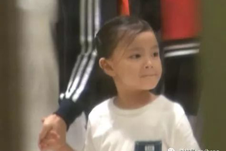 Những năm gần đây, vợ chồng Thiên vương Hong Kong tỏ ra thoải mái cho con gái lộ diện. Ảnh: QQ