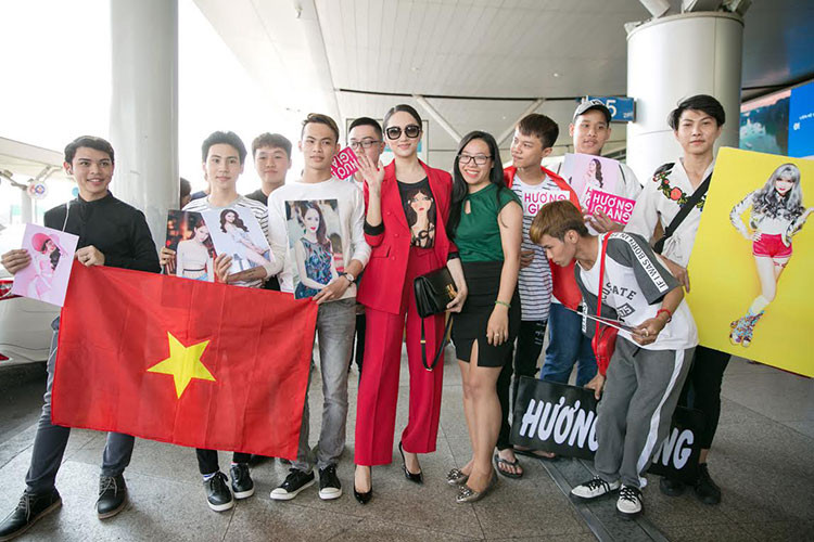 Ngày Hương Giang lên đường đi Thái Lan, chỉ có chưa tới 10 fan hâm mộ ra sân bay động viên người đẹp.