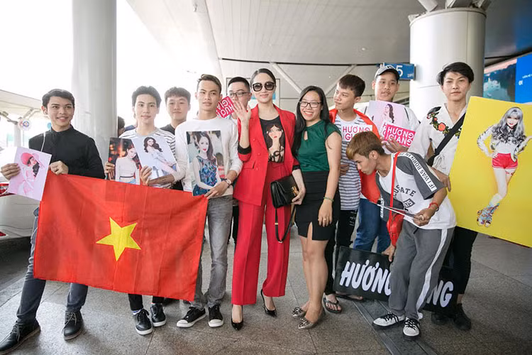 Ngày Hương Giang lên đường đi Thái Lan, chỉ có chưa tới 10 fan hâm mộ ra sân bay động viên người đẹp.