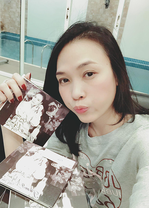 Mỹ Tâm chia sẻ hình ảnh chu môi tạo dáng bên ablum Tâm 9 của mình.