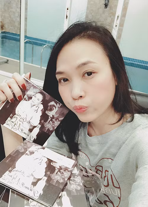 Mỹ Tâm chia sẻ hình ảnh chu môi tạo dáng bên ablum Tâm 9 của mình.