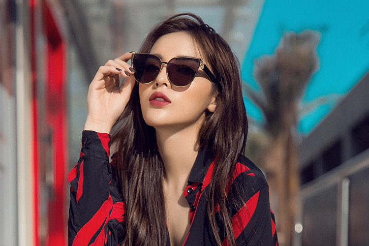 Sao Việt Kỳ Duyên chia sẻ: “Sau tất cả, tôi nhận ra rằng, điều làm một cô gái mỉm cười hạnh phúc thật sự đó là khi đứng trước gương và thấy mình xinh đẹp, tươi rói đầy sức sống, chứ không phải tình yêu của bất kỳ ai cả”.