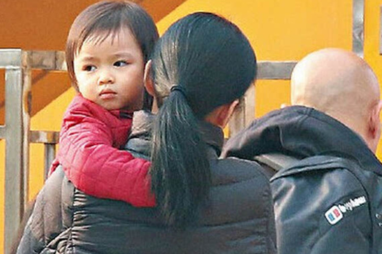 Bé Hannah hiện học tại một trường mẫu giáo nổi tiếng ở Hong Kong. Ảnh: Sohu