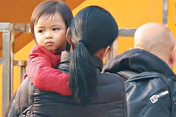 Bé Hannah hiện học tại một trường mẫu giáo nổi tiếng ở Hong Kong. Ảnh: Sohu