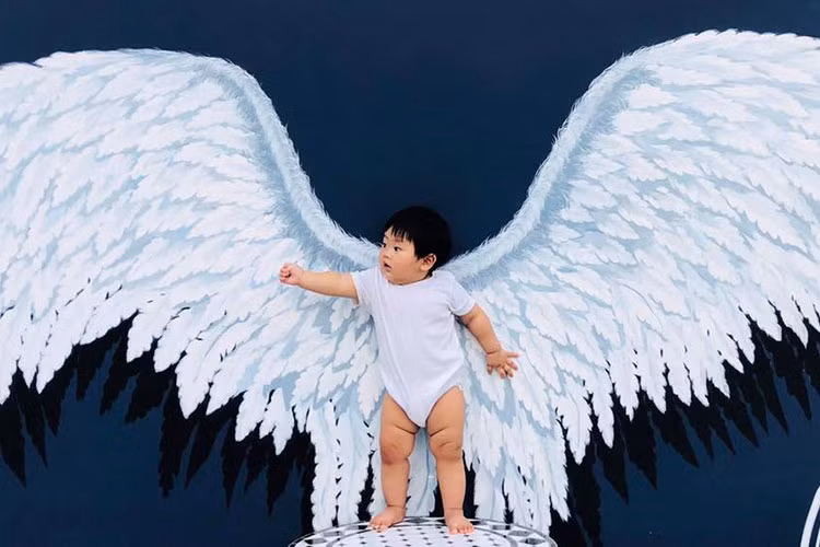 Nhóc tì nhà Khánh Hiền bụ bẫm, đáng yêu.