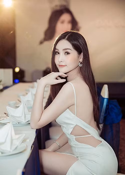 Góc chụp đẹp của Ngân Anh là phía bên trái gương mặt nên cô hầu như chỉ có những bức ảnh chụp từ góc này. Dĩ nhiên, khuôn miệng của cô cũng không thay đổi.