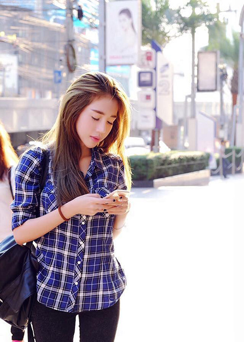 Khi không diện trang phục hở bạo, bà mẹ hai con vẫn gây mê đắm bởi nhan sắc mặn mà.