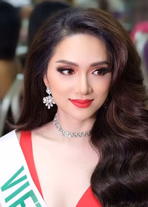 Fans Việt đã vỡ òa khi Hương Giang Idol đăng quang cuộc thi Hoa hậu Chuyển giới Quốc tế 2018. Ảnh: FBNV